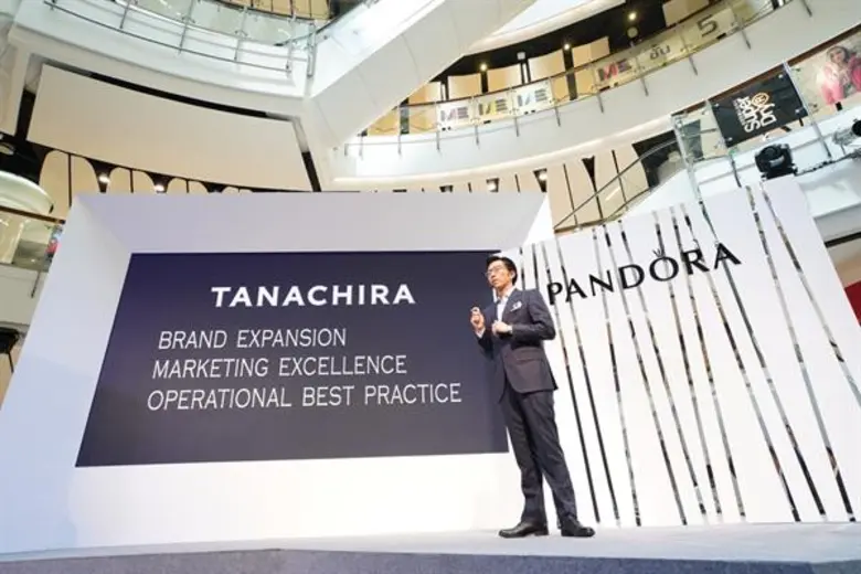 “ธนจิรา” ตอกย้ำผู้นำด้านการจัดจำหน่ายสินค้าไลฟ์สไตล์แฟชั่นจากต่างประเทศ ประกาศความสำเร็จครบรอบ 8 ปี นำ “แพนดอร่า” สู่ตลาดไทย เผยกลยุทธ์สร้างแบรนด์ให้เติบโตอย่างก้าวกระโดดพร้อมเปิดตัวคอลเลคชั่น “PANDORA REFLEXIONS” เจาะกลุ่มสาวยุคใหม่ มั่นใจสิ้นปีแพนดอร่าเ