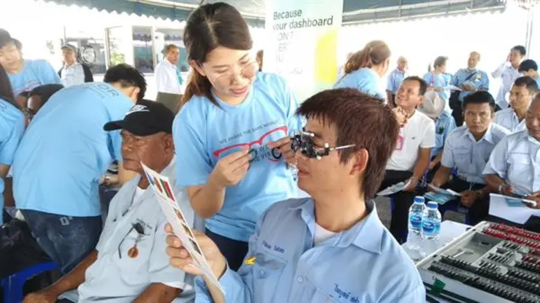 เอสซีลอร์จัดกิจกรรมเพื่อสังคมในวันสายตาโลก บริการตรวจวัดและมอบแว่นสายตาแก่พนักงานขับรถในสุวรรณภูมิ