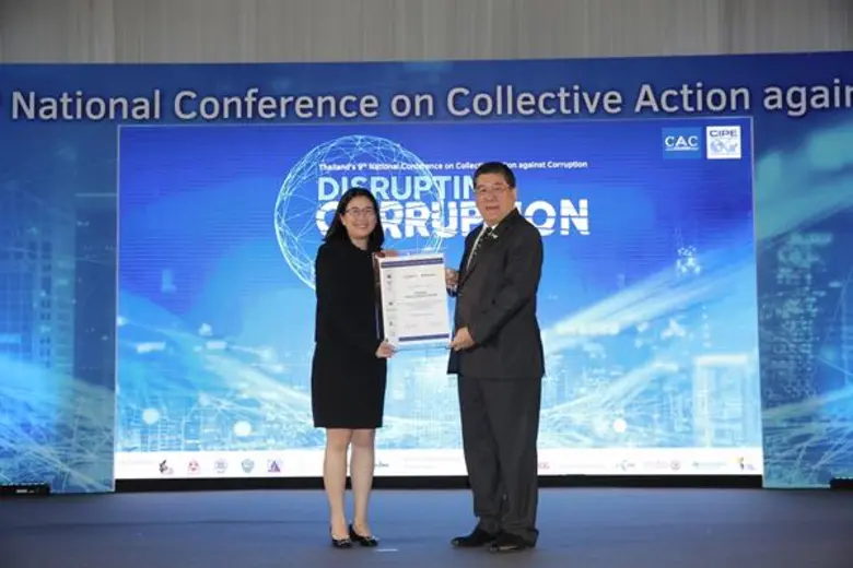 คุณอรอนงค์ วิชชุชาญ (ซ้าย) ผู้ช่วยกรรมการ...