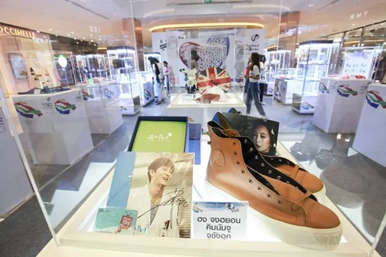 เหล่าแฟนคลับแห่ประมูลสิ่งของพร้อมลายเซ็นศิลปินเกาหลี เพื่อร่วมสมทบทุนมูลนิธิเด็กยากไร้ในประเทศไทย