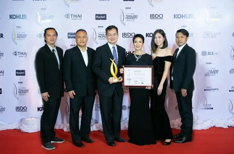 ปริญญา เธียรวร (3 จากซ้าย) ประธานเจ้าหน้า...