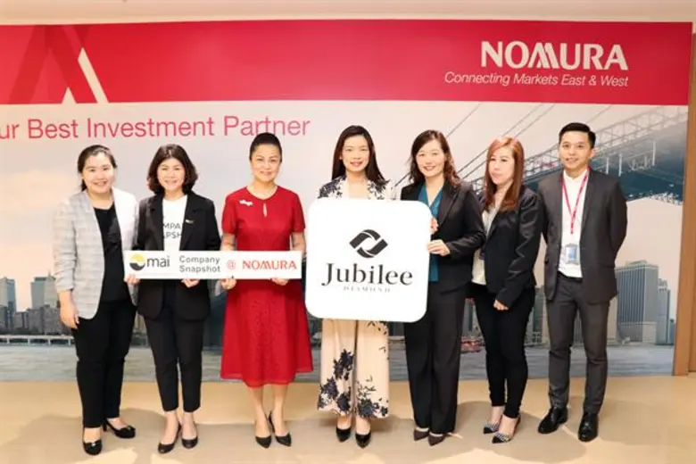 นางสาวอัญรัตน์ พรประกฤต (ที่ 4 จากขวา) ประธานเจ้าหน...