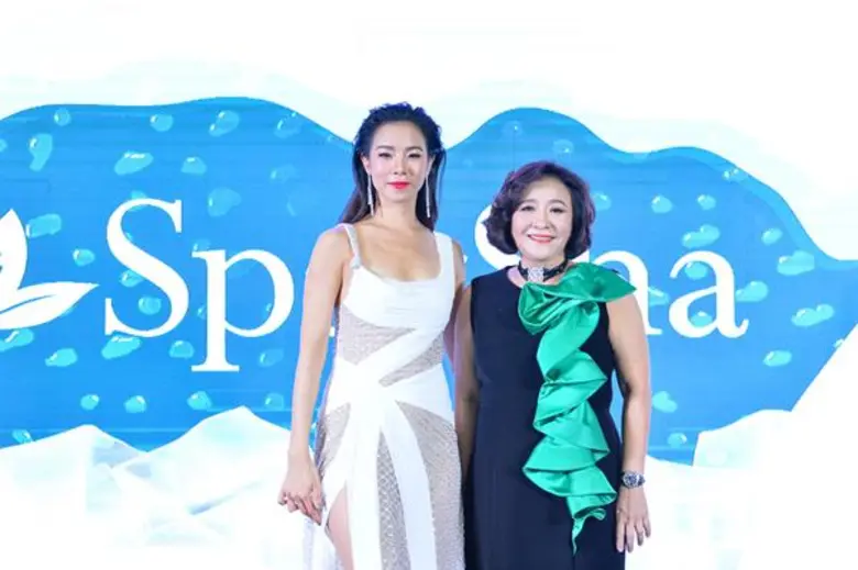 นางนภสร ประนิช (ขวา) ประธานกรรมการบริหาร ...