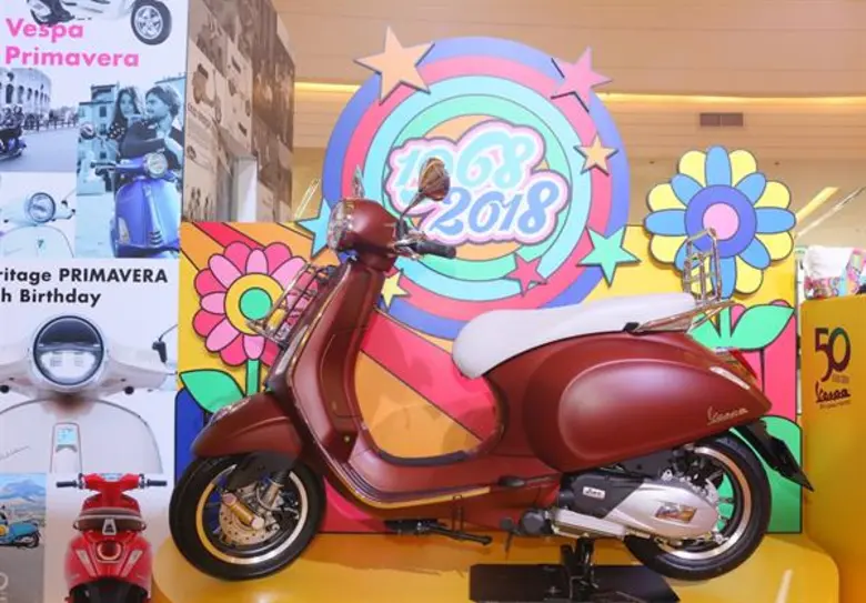 เวสป้า พรีมาเวร่า ฉลองครบรอบ 50 ปีอย่างยิ่งใหญ่ ตอกย้ำความสนุกแห่งการขับขี่เหนือกาลเวลาด้วยรุ่นอิดิชั่นพิเศษจำนวนจำกัด “Vespa Primavera 50th Anniversary Edition”