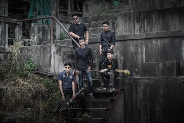 “เมื่อความรัก(เหมือนจะ)เข้ามาถูกที่ ... แต่ไม่ถูกเวลา” ซิงเกิ้ล(ดู)ร้ายๆจากวง “100 Thousand” ค่าย พีรามิตร เรคคอร์ด