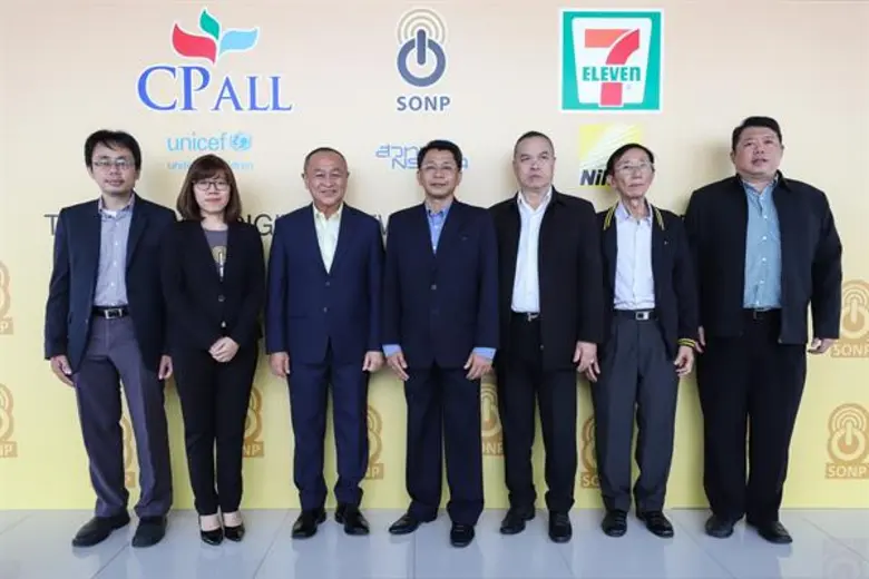 นายก้าวโรจน์ สุตาภักดี (กลาง) นายกสมาคมผู...