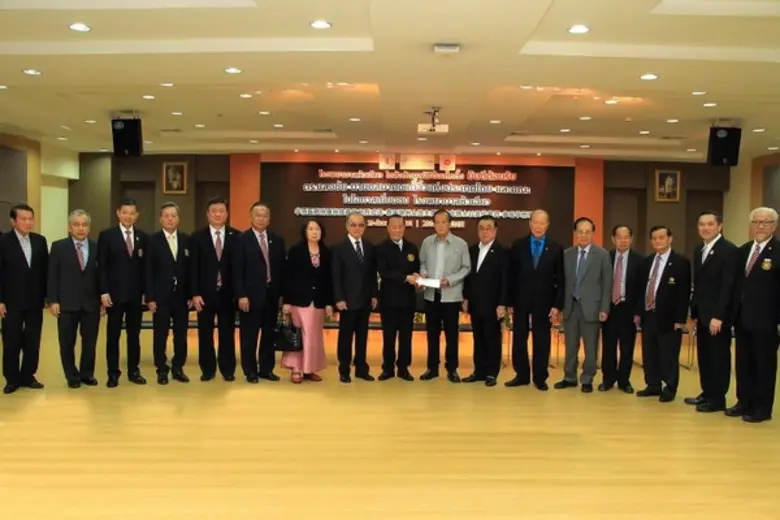 คุณทรงกิจ วิจักษณ์วิชชากร (ที่ 8 จากขวา) ...