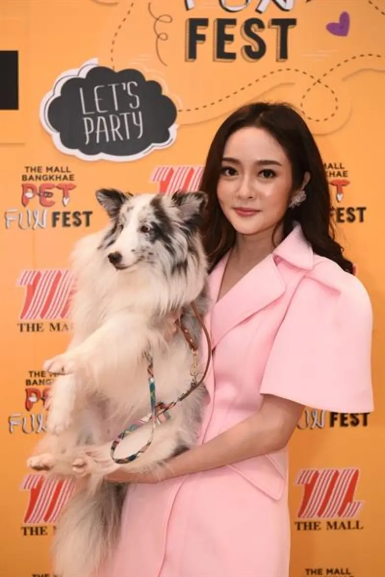 แก้มบุ๋ม – ปรียาดา พาน้องหมาคู่กาย วาเลนไทน์ร่วมเดินแฟชั่นโชว์สุดฟิน ในงาน “The Mall Bangkhae Pet Fun Fest”