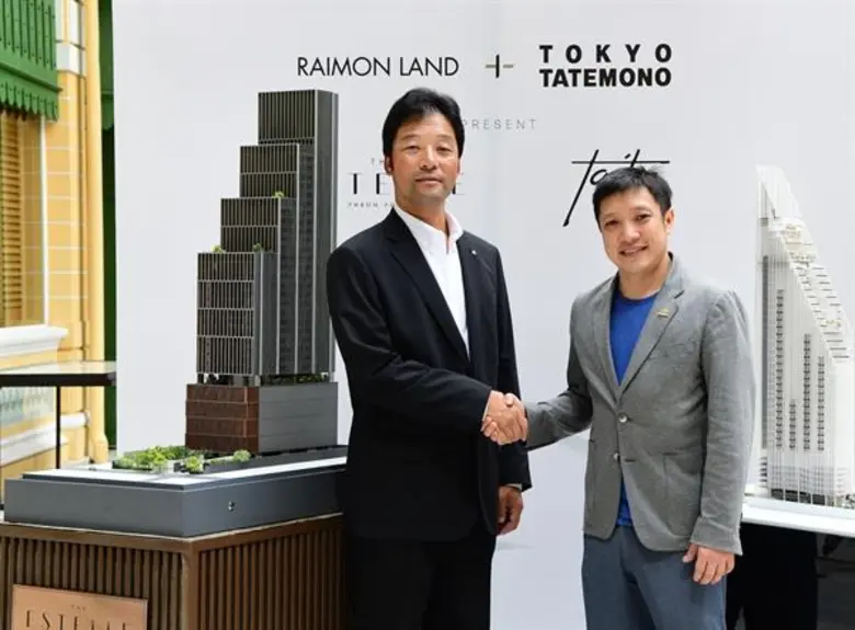 มร.เอเดรียน ลี (ขวา) ประธานเจ้าหน้าที่บริ...