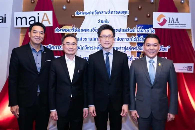 ดร.ชาญกฤช เดชวิทักษ์ (ที่ 1 จากขวา) นายกส...