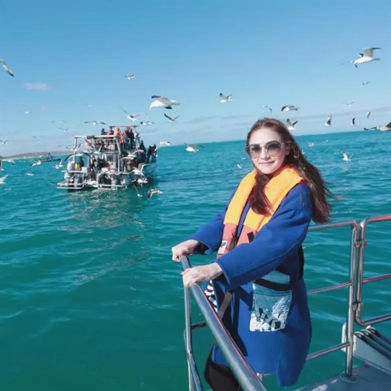 ทีวีไกด์: รายการ "หนีเที่ยวกัน" “ฟลุค&ลี&อชิ” ฝ่าคลื่นยักษ์เฝ้าฉลาม ตะลึงสิ่งมหัศจรรย์กลางทะเล!