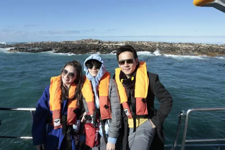 ทีวีไกด์: รายการ "หนีเที่ยวกัน" “ฟลุค&ลี&อชิ” ฝ่าคลื่นยักษ์เฝ้าฉลาม ตะลึงสิ่งมหัศจรรย์กลางทะเล!