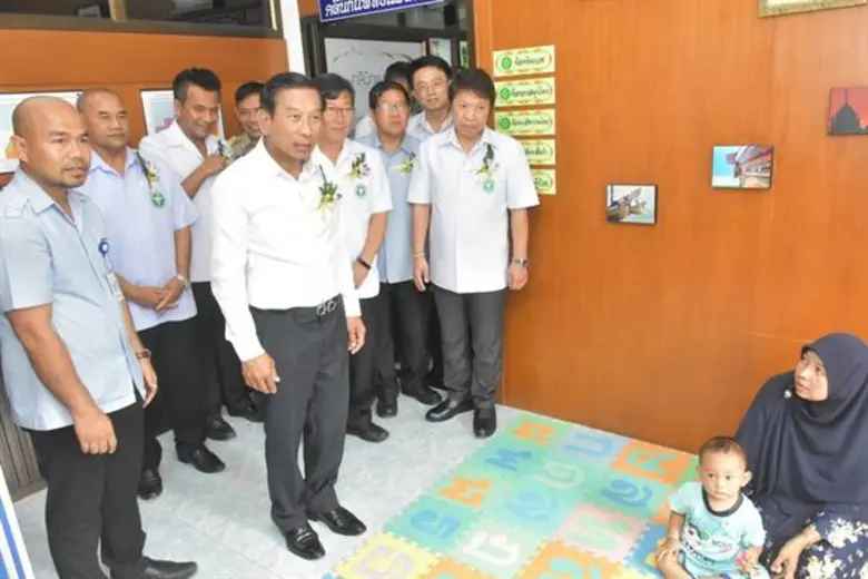รองนายกฯ พลเอก ฉัตรชัย ลงพื้นที่ 3 จว.ชายแดนใต้ ติดตามความก้าวหน้าและรณรงค์ให้ผู้ปกครองพาบุตรหลานไปรับวัคซีนป้องกันโรคหัดตามกำหนด