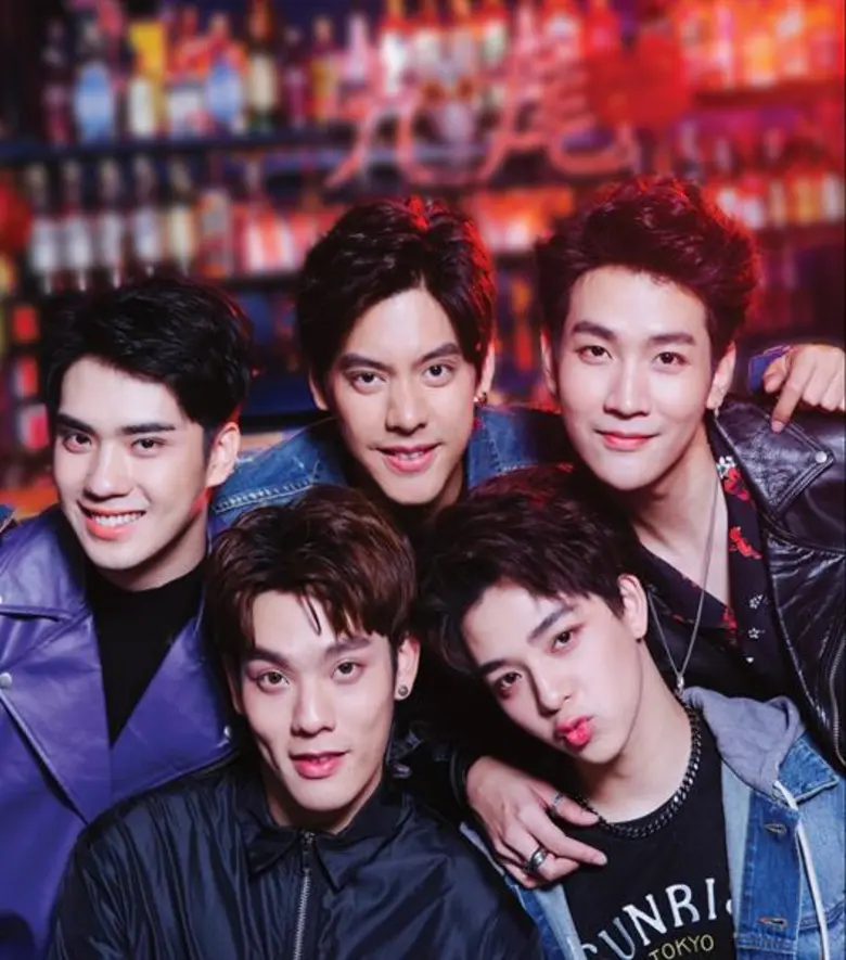 ครั้งแรกของ 5 หนุ่มน้อยวัยใส วง SBFIVE กับสื่อนิตยสารจีน พร้อมบทสัมภาษณ์สุดเอ็กซ์คลูซีฟ ขึ้นปก และแฟชั่นสุดชิค ในนิตยสารท่องไทย (ไท่ กว๋อ ทง) ฉบับเดือนตุลาคม 2561 เล่มที่ 47