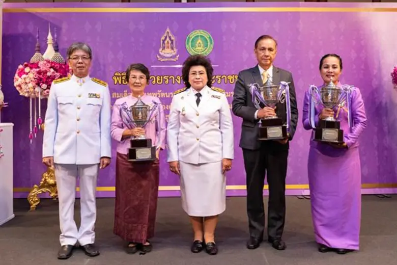 นายสุวิทย์ กิ่งแก้ว (ที่ 4 จากซ้าย) รองกร...