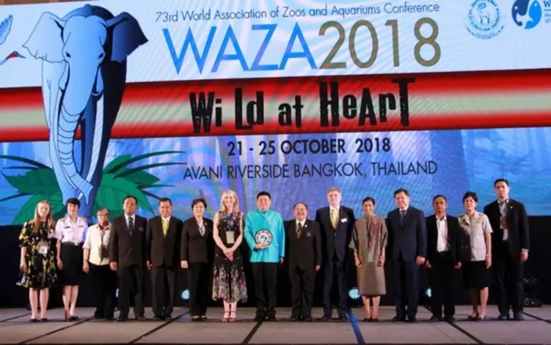 พลเอก สุรศักดิ์ กาญจนรัตน์ (กลาง) รัฐมนตร...