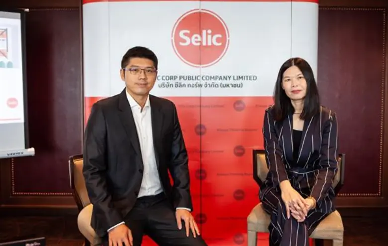 นายเอก สุวัฒนพิมพ์ (ซ้าย) ประธานเจ้าหน้าท...