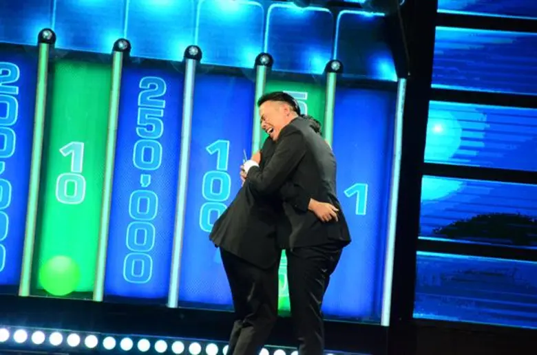 ทีวีไกด์: รายการ “The Wall กำแพงพลิกชีวิต” หญิงป่วยมะเร็งระยะสุดท้าย หวังคว้าเงินล้านจาก “The Wall” ใช้หนี้ให้แม่ก่อนตาย