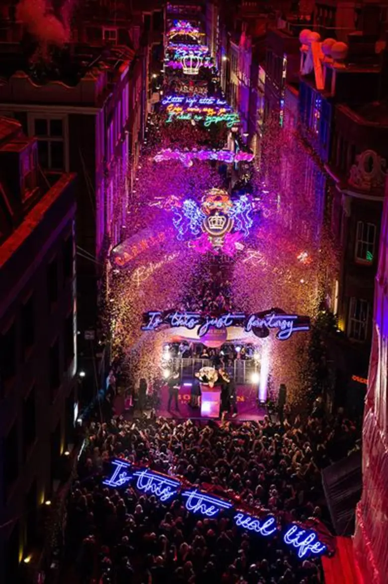 ยิ่งใหญ่ด้วยแสง สี เสียง และผู้คนบนถนนคาร์นาบี้ ในกรุงลอนดอนต้อนรับการปรากฏตัวของ 2 ตัวจริง เสียงจริงจากวงควีน ใน "The Carnaby Street Bohemian Rhapsody Light Installation"