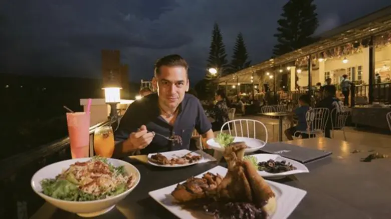 ทีวีไกด์: รายการ "หลงรักยิ้ม" ขี่ฟอร์มูล่าม้ง ซิ่งสไตล์พื้นบ้าน กับฝรั่งหัวใจไทย “แดเนียล เฟรเซอร์” สัมผัสเมืองสวยในเมฆหมอก “เขาค้อ”