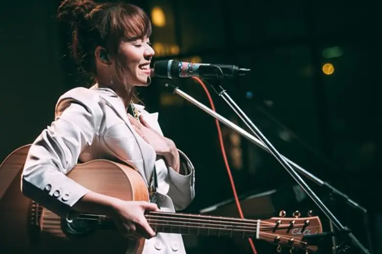 ครั้งแรกของสาวเสียงใสมากความสามารถอีกหนึ่...