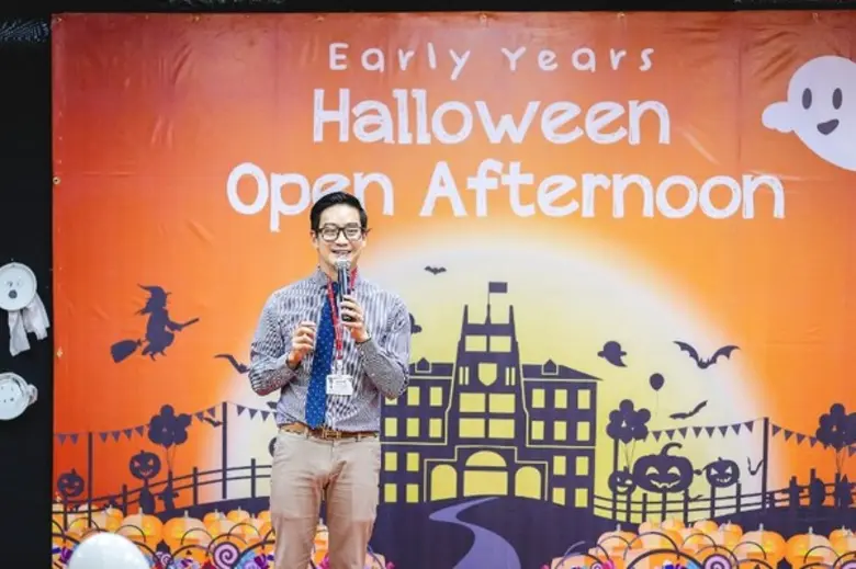 มีผู้ปกครองและนักเรียนจำนวนมากได้เข้าร่วม...