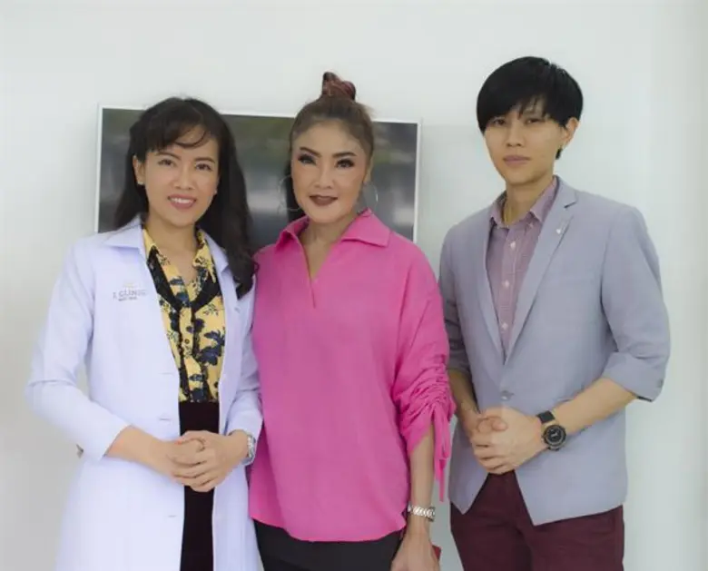 แพทย์หญิง วลัยอร แซ่ลี้ หรือ หมออร แพทย์ผ...