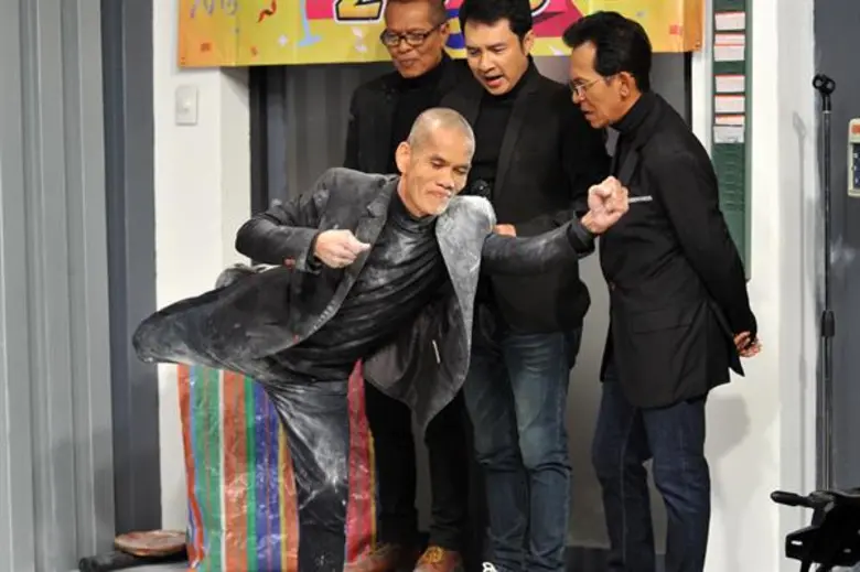 ทีวีไกด์: ซิทคอม “บริษัทฮาไม่จำกัด (มหาชน)” บัลลังก์ตลกมีสั่นสะเทือน! “แจ๊ส – บอล – นุ้ย – ค่อม – ตั๊ก” เจอแย่งงาน 4 ตลกคัมแบ็ค ในนาม “บริษัทฮาฯ The Next Gen”