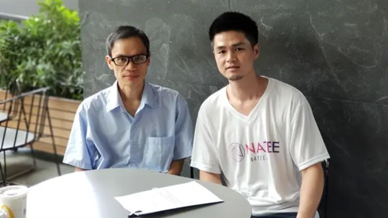 นายณัฐพงศ์ วงศ์อารีย์ (ขวา) ประธานเจ้าหน้...