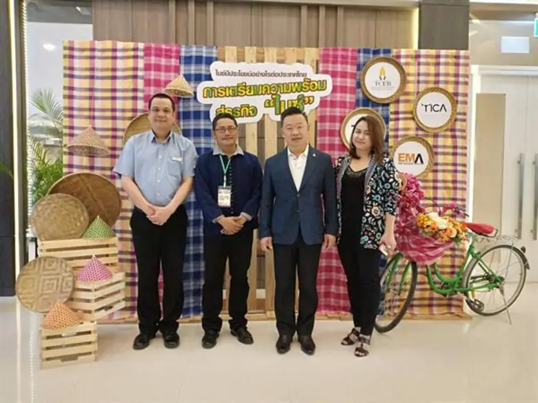 นายมกริน พรหมโยธี (ซ้าย) ผู้จัดการทั่วไปโ...