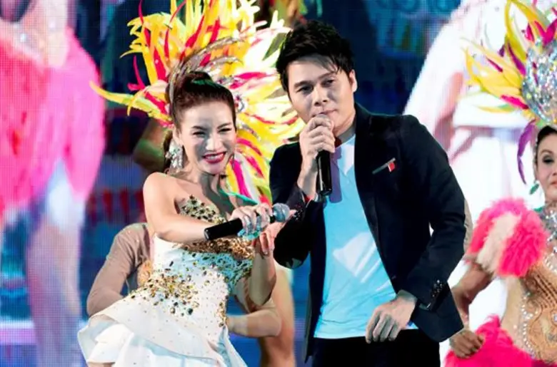 คู่จิ้น อาร์สยาม ทำแฟนๆ สุดฟิน คอนเสิร์ต สบายดีทีวีแซ่บซิ่งอีสานตลาดแตก จ.อุบลราชธานี