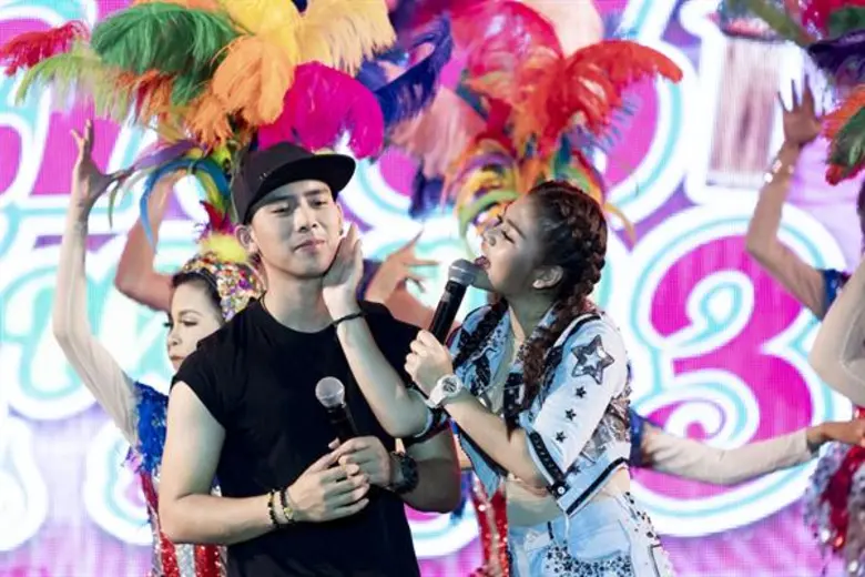 คู่จิ้น อาร์สยาม ทำแฟนๆ สุดฟิน คอนเสิร์ต สบายดีทีวีแซ่บซิ่งอีสานตลาดแตก จ.อุบลราชธานี