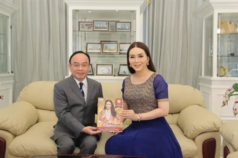 คุณจักรพงษ์ จักราจุฑาธิบดิ์ (ขวา) ประธานเ...