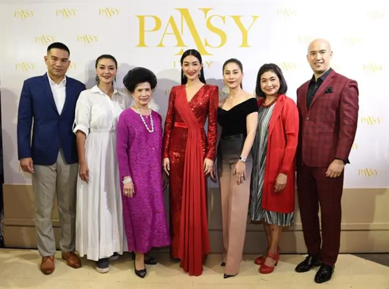 เขมนิจ จามิกรณ์ (คนกลาง) กรรมการผู้จัดการ...