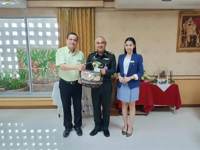 นายมกริน พรหมโยธี (ซ้าย) ผู้จัดการทั่วไปโ...