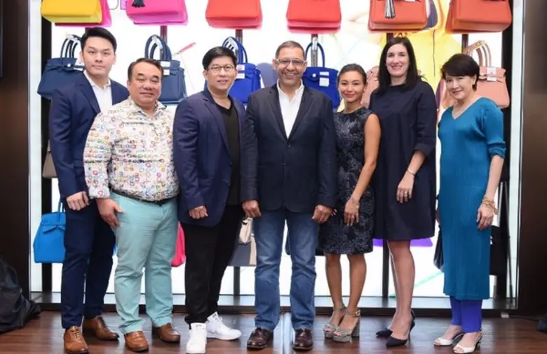 เจมส์ ริชาร์ด อมตวิวัฒน์ (ที่ 4 จากซ้าย) ...