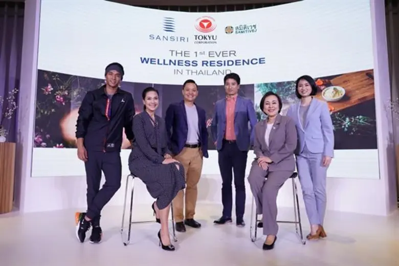 ปิติ จารุกำจร (ที่สามจากซ้าย) ผู้ช่วยกรรม...