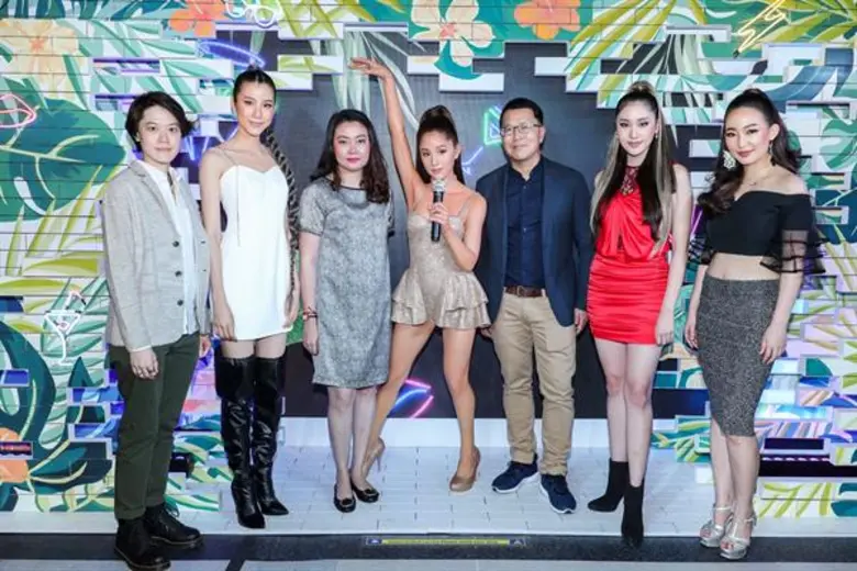 'เอสเธอร์’ ประชันลีลา 'พิม’ สร้างสีสันต้อนรับหุ่นฯ “Ariana Grande” ณ มาดามทุสโซฯ  พร้อมฉาก แสง สี เสียง ตามธีมการแสดงอันโด่งดังจากงาน American Music Awards 2016