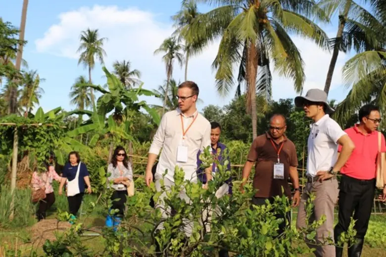 ต่างชาติ ดูงานขับเคลื่อน “สามพรานโมเดล” ศึกษาหลักปรัชญาเศรษฐกิจพอเพียงสู่การพัฒนาอย่างยั่งยืน