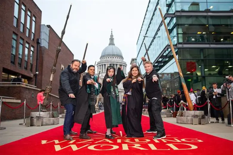 เปิดตัว 9 ไม้กายสิทธิ์ยักษ์ ของ Harry Potter และ Fantastic Beasts แฟนภาพยนตร์ของ เจ.เค. โรว์ลิ่ง ร่วมงานคับคั่ง