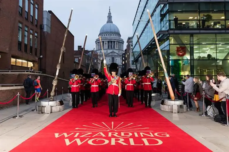 เปิดตัว 9 ไม้กายสิทธิ์ยักษ์ ของ Harry Potter และ Fantastic Beasts แฟนภาพยนตร์ของ เจ.เค. โรว์ลิ่ง ร่วมงานคับคั่ง