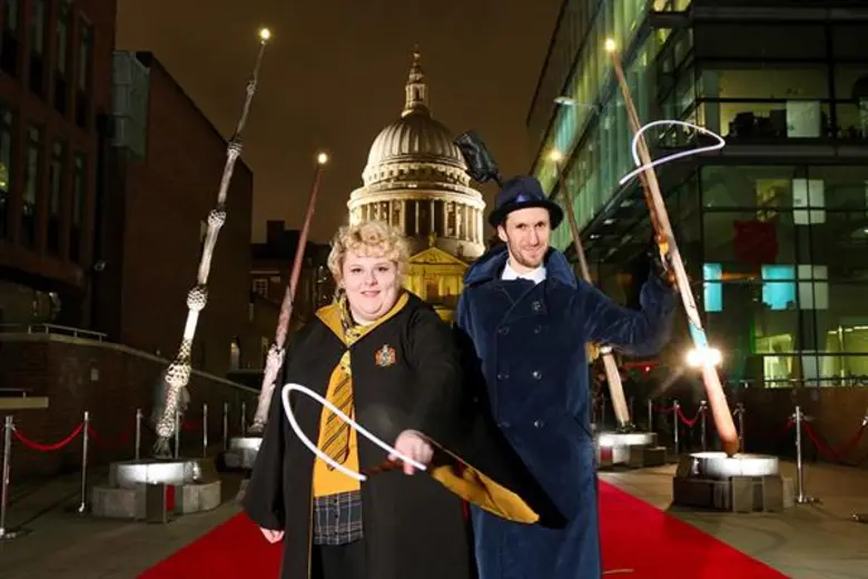 เปิดตัว 9 ไม้กายสิทธิ์ยักษ์ ของ Harry Potter และ Fantastic Beasts แฟนภาพยนตร์ของ เจ.เค. โรว์ลิ่ง ร่วมงานคับคั่ง