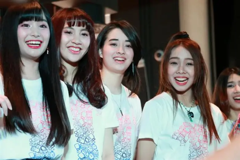 โอตะ โอชิ สนุกประหัดประหาร กับงาน “Fanmeet & Fansign” ครบรอบ 1 ปีวง “สเวทซิกซ์ทีน” รันกิจกรรมใกล้ชิดจนใจสั่นกับ 13 สาว