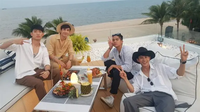 ทีวีไกด์: รายการ "บานาน่า ซ่าส์ซี้ด" ตะลึงกลางไร่องุ่น!!! เพ้นท์ซิกแพคบนต้นไม้