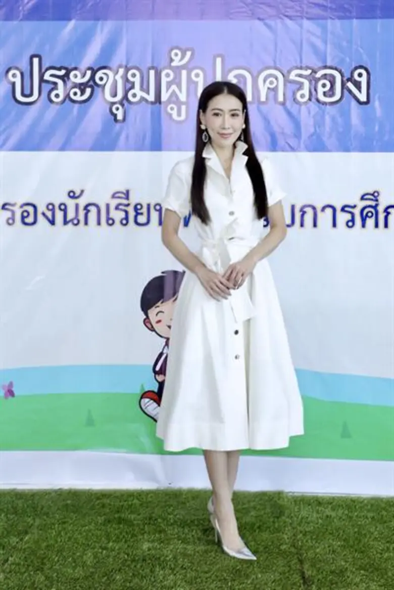 ครูเอิร์น-จิรวรรณ ชัยรุ่งเรือง ผู้อำนวยกา...