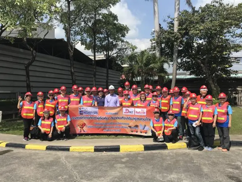 นายสาธิต สุดบรรทัด (กลาง) ประธานเจ้าหน้าท...