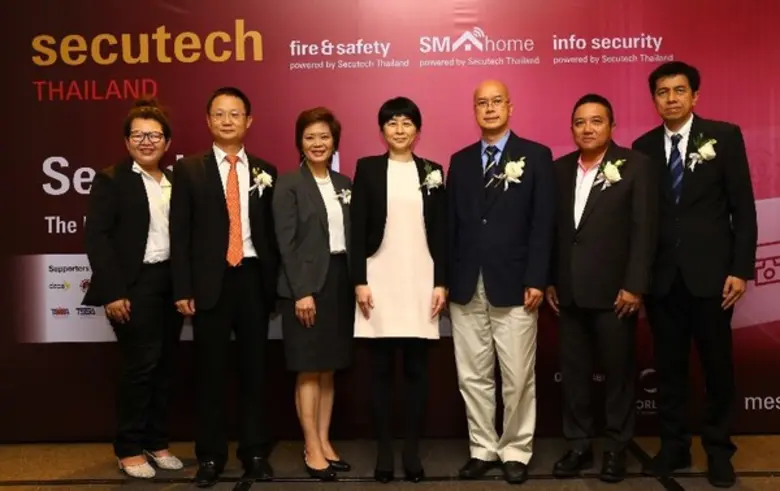 เมื่อเร็วๆ นี้ นางเรจิน่า ไส (ยืนกลาง) รอ...