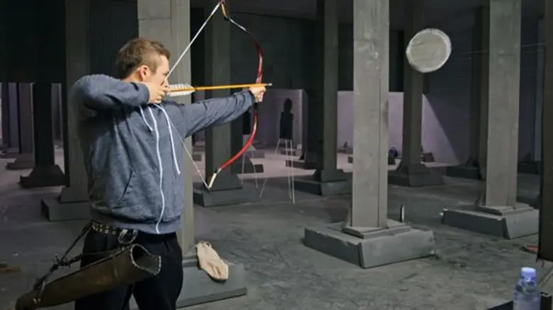 เผยโฉมหน้าชายใต้ฮู้ด เข้มข้น สมจริง! : ht...