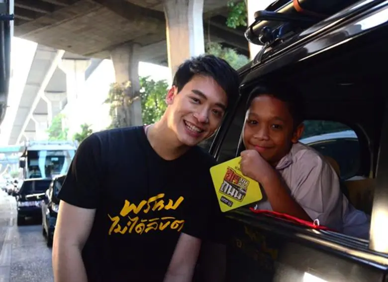 “บี้-สุกฤษฎิ์-เอสเธอร์” นำทีมนักแสดง “พรหมไม่ได้ลิขิต” รณรงค์แคมเปญ “ฮีโร บนท้องถนน” แยกรามคำแหง	