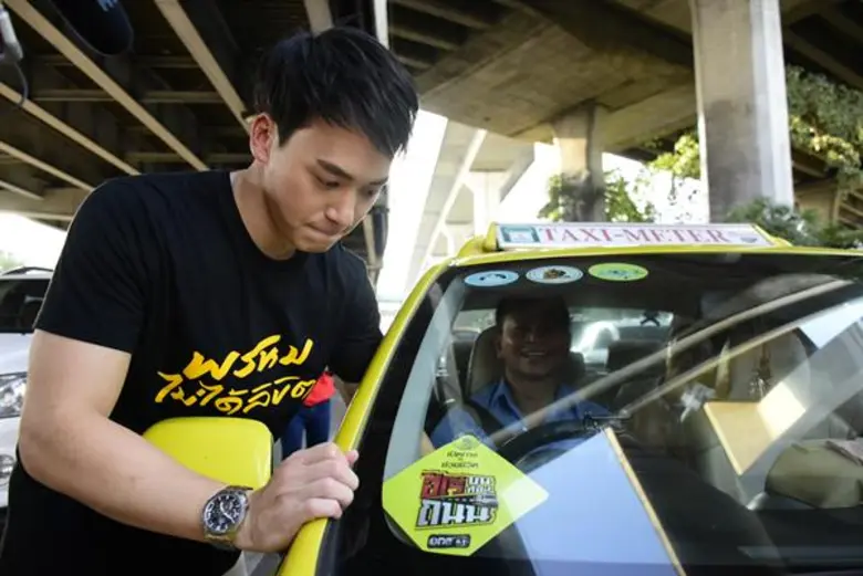 “บี้-สุกฤษฎิ์-เอสเธอร์” นำทีมนักแสดง “พรหมไม่ได้ลิขิต” รณรงค์แคมเปญ “ฮีโร บนท้องถนน” แยกรามคำแหง	